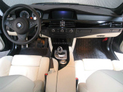 2005年BMW M5(写真)
